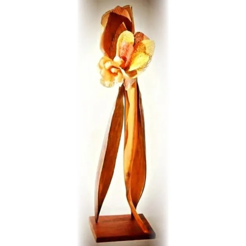 Escultura de chão: uma flor sobre hastes de madeira, com base
